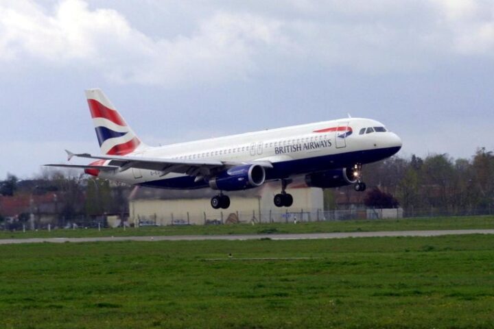 Un steward de British Airways retrouvé nu et sous l'emprise de drogues dans des toilettes d'avion lors d'un vol San Francisco-Londres