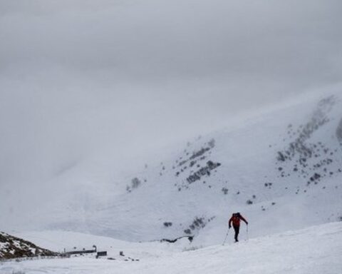 Une alpiniste russe coincée à 7 000 mètres d'altitude après une chute, son collègue italien meurt en tentant de la sauver