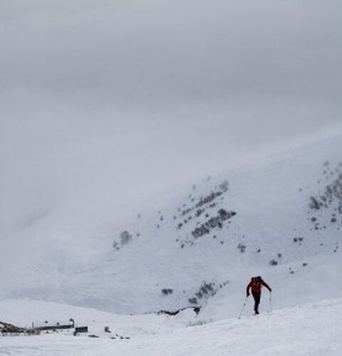Une alpiniste russe coincée à 7 000 mètres d'altitude après une chute, son collègue italien meurt en tentant de la sauver