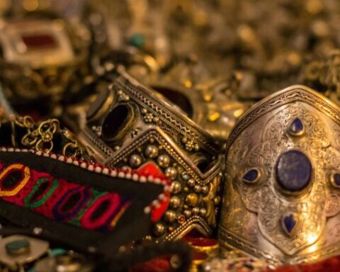 Une étudiante découvre un objet médiéval en or lors de sa première fouille en Angleterre