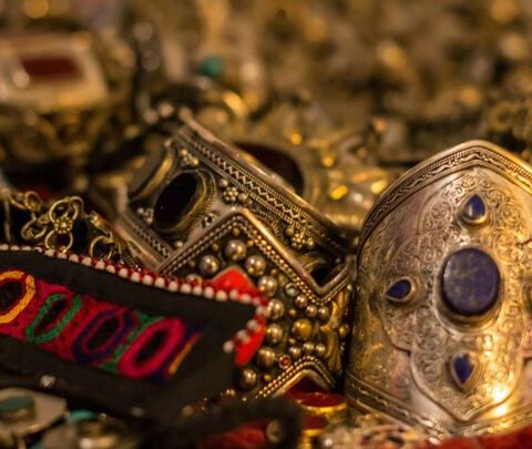 Une étudiante découvre un objet médiéval en or lors de sa première fouille en Angleterre