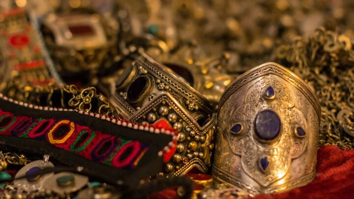 Une étudiante découvre un objet médiéval en or lors de sa première fouille en Angleterre