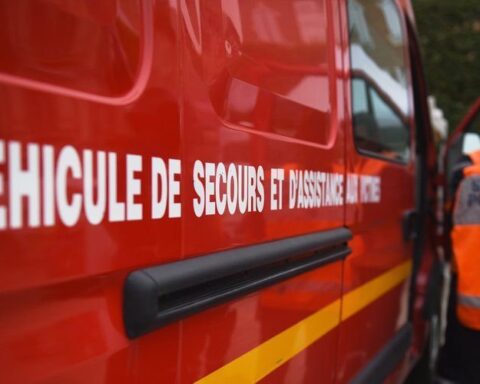 Une femme transportée à l’hôpital après avoir été intoxiquée lors d'un incendie dans son appartement.