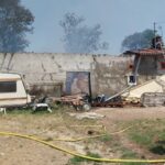 Une ferme en Ariège détruite par un incendie, la maison voisine protégée par les pompiers.