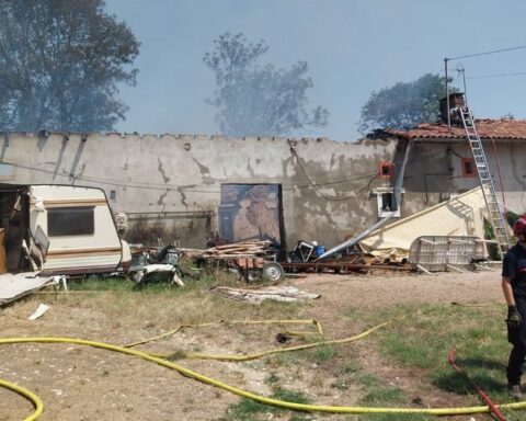 Une ferme en Ariège détruite par un incendie, la maison voisine protégée par les pompiers.