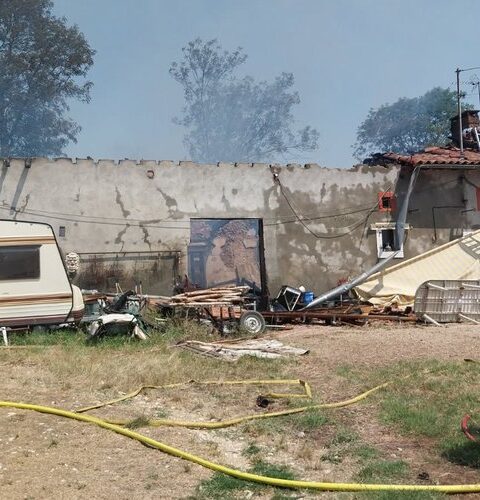 Une ferme en Ariège détruite par un incendie, la maison voisine protégée par les pompiers.