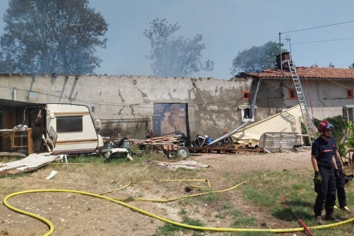 Une ferme en Ariège détruite par un incendie, la maison voisine protégée par les pompiers.