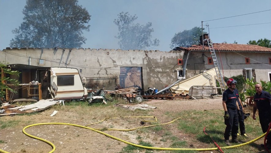 Une ferme en Ariège détruite par un incendie, la maison voisine protégée par les pompiers.