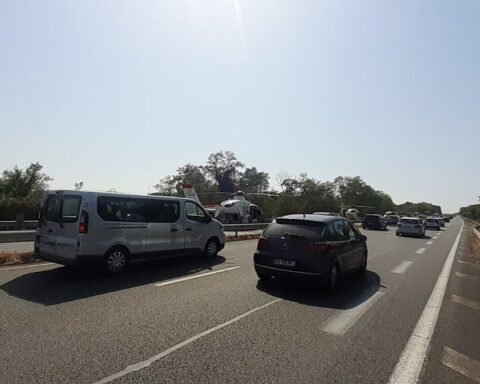 Une voiture fait plusieurs tonneaux sur l'autoroute : une jeune femme de 20 ans décède et trois autres personnes sont gravement blessées.
