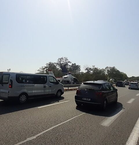 Une voiture fait plusieurs tonneaux sur l'autoroute : une jeune femme de 20 ans décède et trois autres personnes sont gravement blessées.