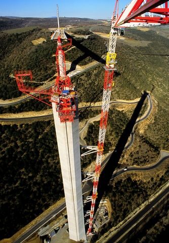 Viaduc de Millau : un exploit technique au service des records et de l'identité régionale, retour sur la construction d'une œuvre qui incarne le génie français.