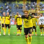 VIDÉO. Football : dernière rencontre émotive pour une légende fraîchement retraitée, entourée d'une haie d'honneur et d'un dernier adieu.
