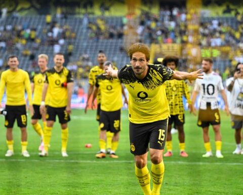 VIDÉO. Football : dernière rencontre émotive pour une légende fraîchement retraitée, entourée d'une haie d'honneur et d'un dernier adieu.
