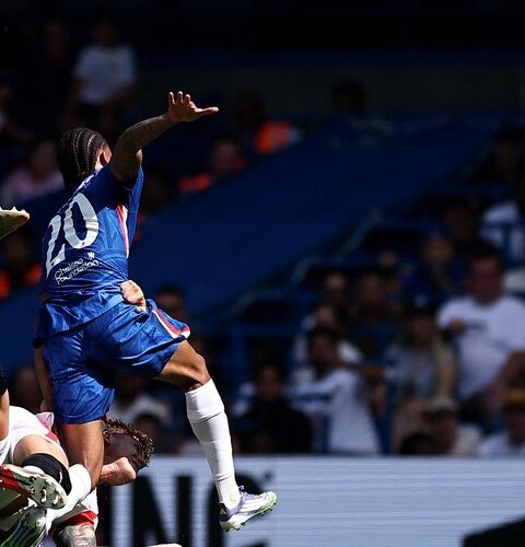 VIDÉO. Football : expulsion et défaite écrasante, la première titularisation d'un joueur de l'AC Milan se solde par un échec retentissant.