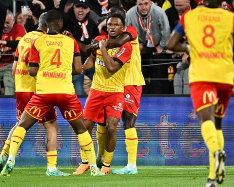 VIDÉO. Football : Un ancien joueur du RC Lens offre 200 maillots aux supporters du club en un geste émouvant.