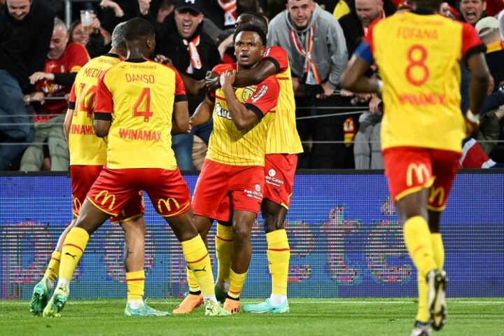 VIDÉO. Football : Un ancien joueur du RC Lens offre 200 maillots aux supporters du club en un geste émouvant.