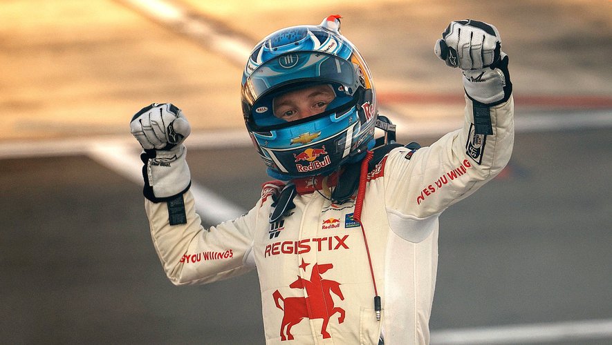 VIDÉO. Un pilote de NASCAR célèbre sa victoire, mais se fracture la clavicule en chutant au sol.