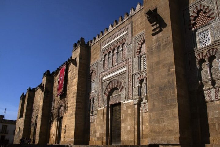 VIDÉOS. Un incendie se déclare à la mosquée-cathédrale de Cordoue en Espagne, causé par une machine "balayeuse"