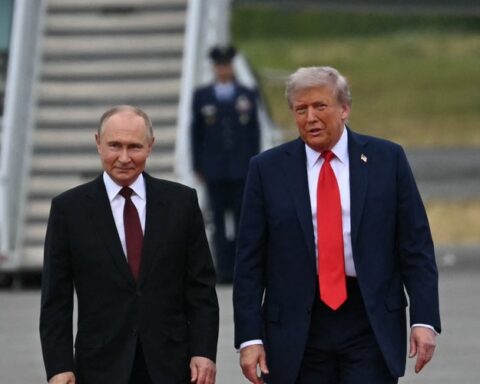 Vladimir Poutine esquive les questions sur l'Ukraine lors de son arrivée en Alaska