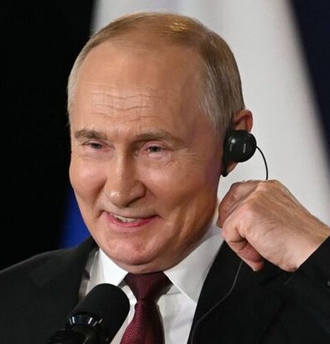 Vladimir Poutine offre une moto Ural à un habitant de l'Alaska lors de sa rencontre avec Donald Trump