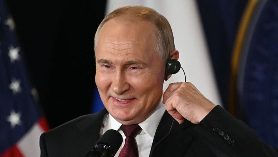 Vladimir Poutine offre une moto Ural à un habitant de l'Alaska lors de sa rencontre avec Donald Trump