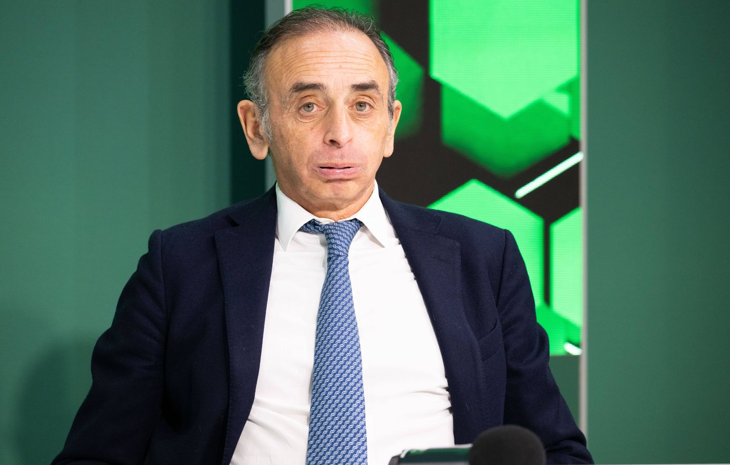 Zemmour appelle à la démission de Macron pour résoudre la crise politique en France