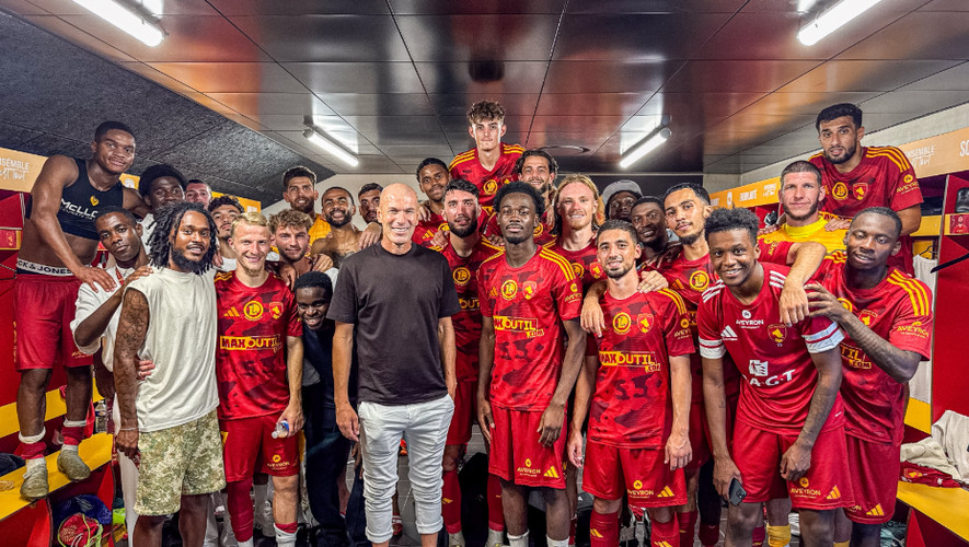 Zinédine Zidane effectue une visite inattendue à Rodez lors de l'ouverture de la Ligue 2.