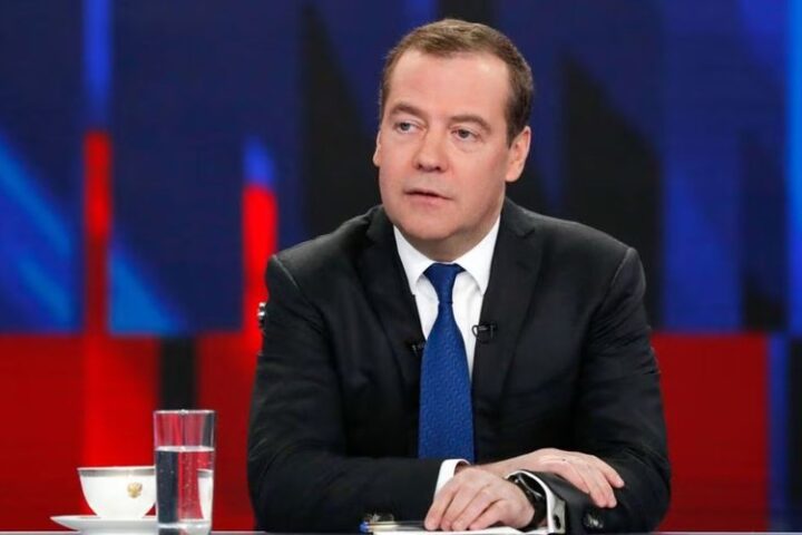 Medvedev menace l’Europe et critique ses dirigeants dans un message incendiaire