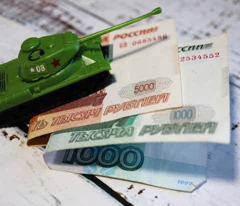Ventes de devises en Russie chutent à un niveau historiquement bas