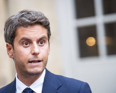 À Arras, Gabriel Attal remet en question le mythe de l'homme providentiel dans son discours de rentrée