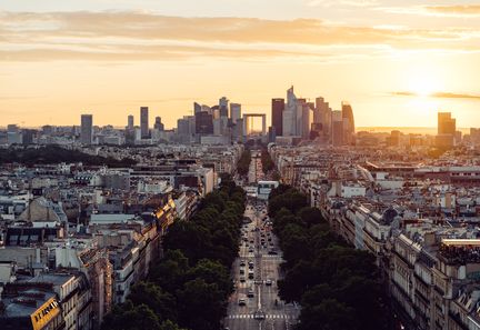 À Neuilly, des contribuables aisés critiquent la gestion publique avant le vote de confiance de François Bayrou