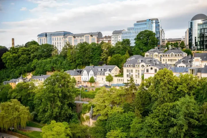 À proximité de la France, ces villages où les résidents perçoivent plus de 10 000 € par mois