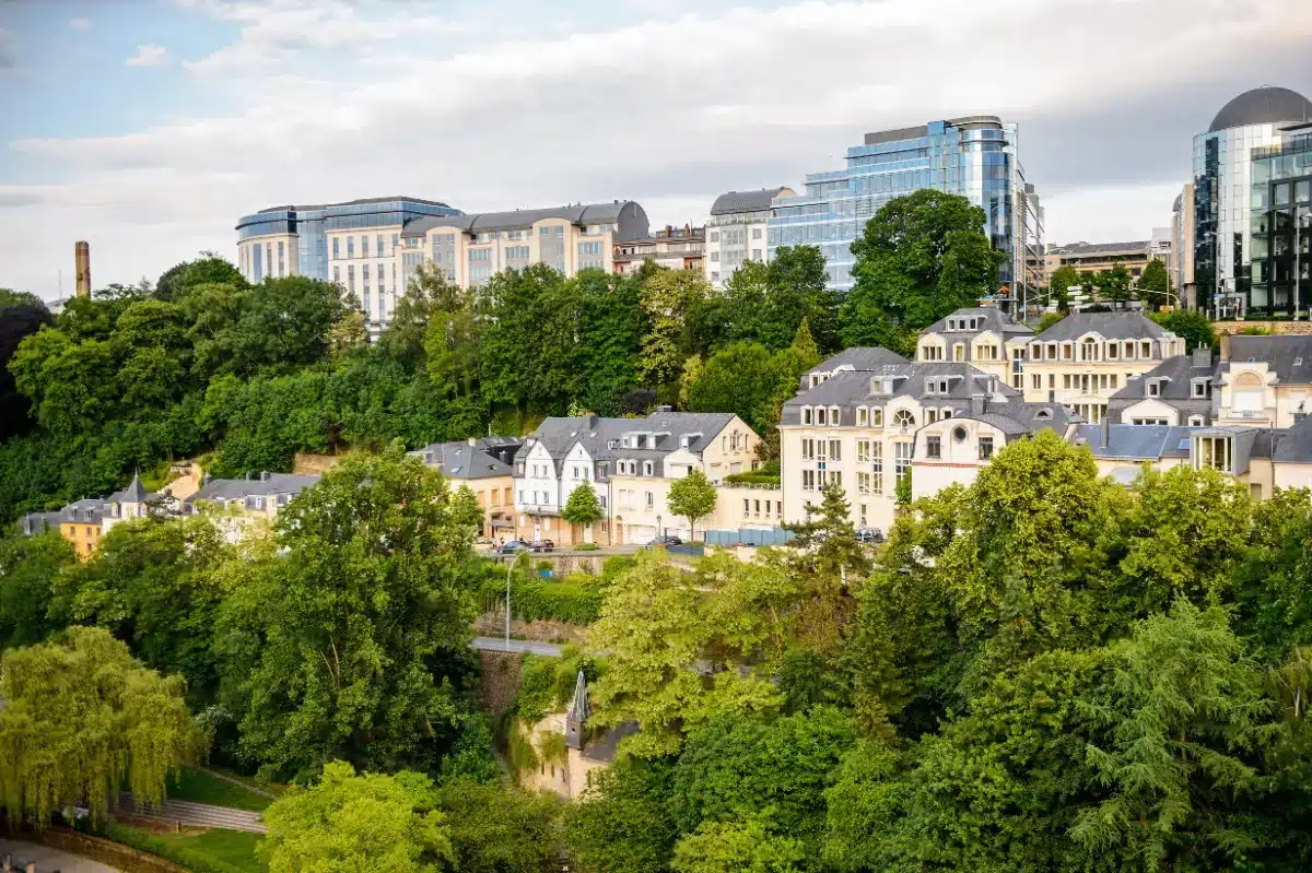 À proximité de la France, ces villages où les résidents perçoivent plus de 10 000 € par mois