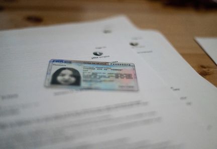 Arnaques envers les sans-papiers, délit de rave-party et nouvelles règles pour donner son sang