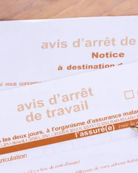 Arrêts maladie et congés payés : une décision qui suscite une vive réaction des employeurs français.