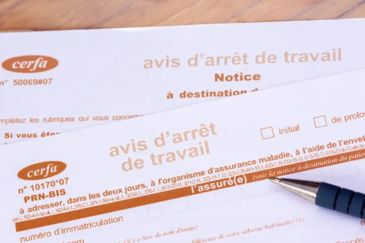 Arrêts maladie et congés payés : une décision qui suscite une vive réaction des employeurs français.