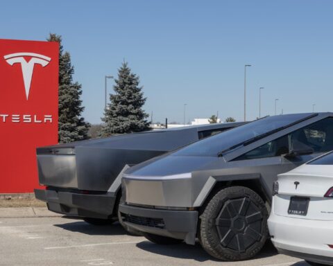 Aux États-Unis, Tesla chute à 38 % de part de marché dans le secteur des voitures électriques.
