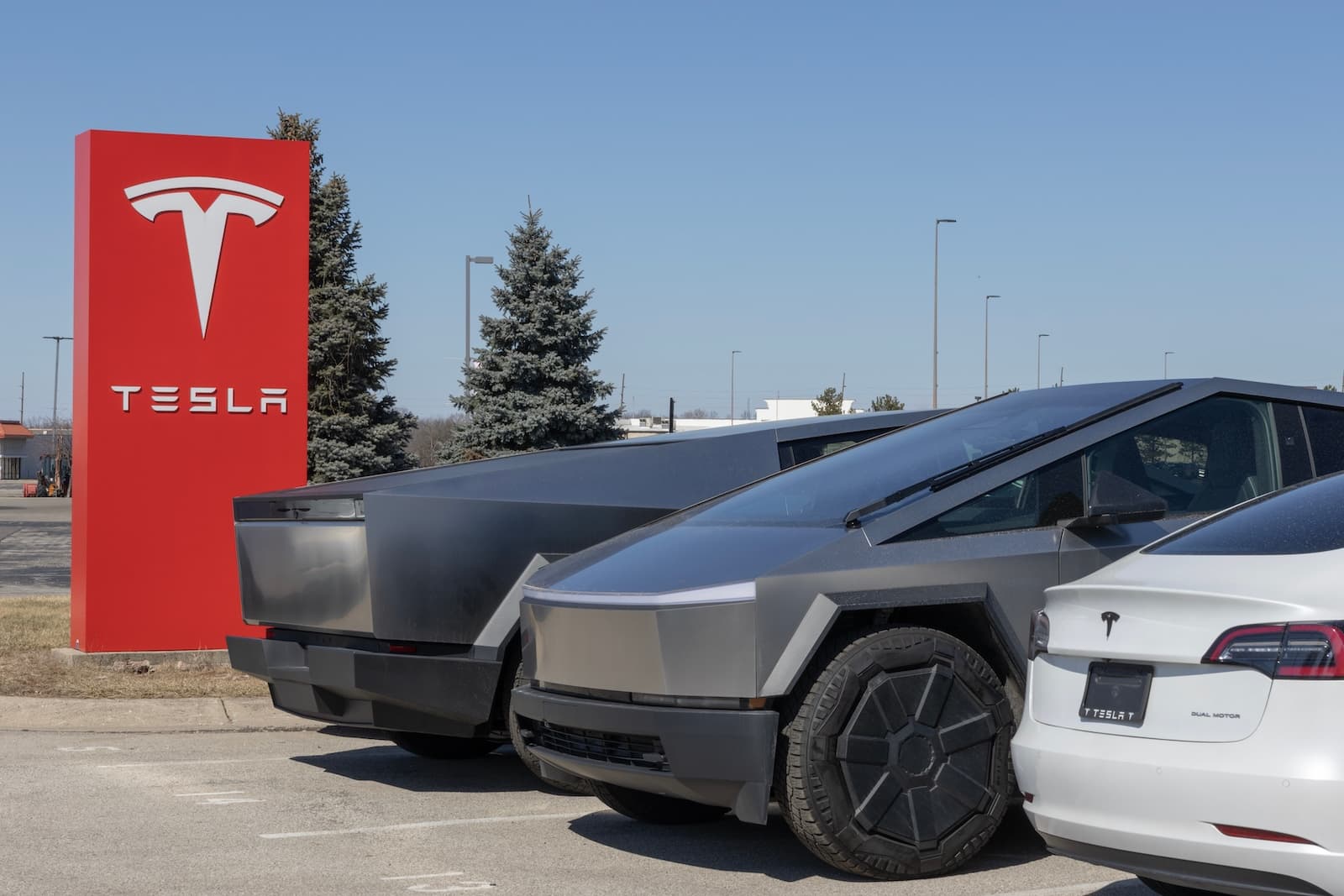 Aux États-Unis, Tesla chute à 38 % de part de marché dans le secteur des voitures électriques.