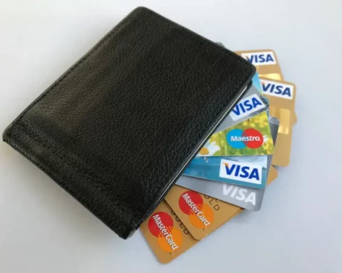 Avez-vous remarqué cette encoche sur votre nouvelle carte bancaire ? Découvrez son utilisation.