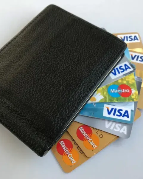 Avez-vous remarqué cette encoche sur votre nouvelle carte bancaire ? Découvrez son utilisation.