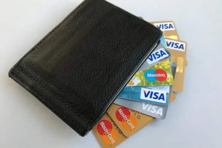 Avez-vous remarqué cette encoche sur votre nouvelle carte bancaire ? Découvrez son utilisation.