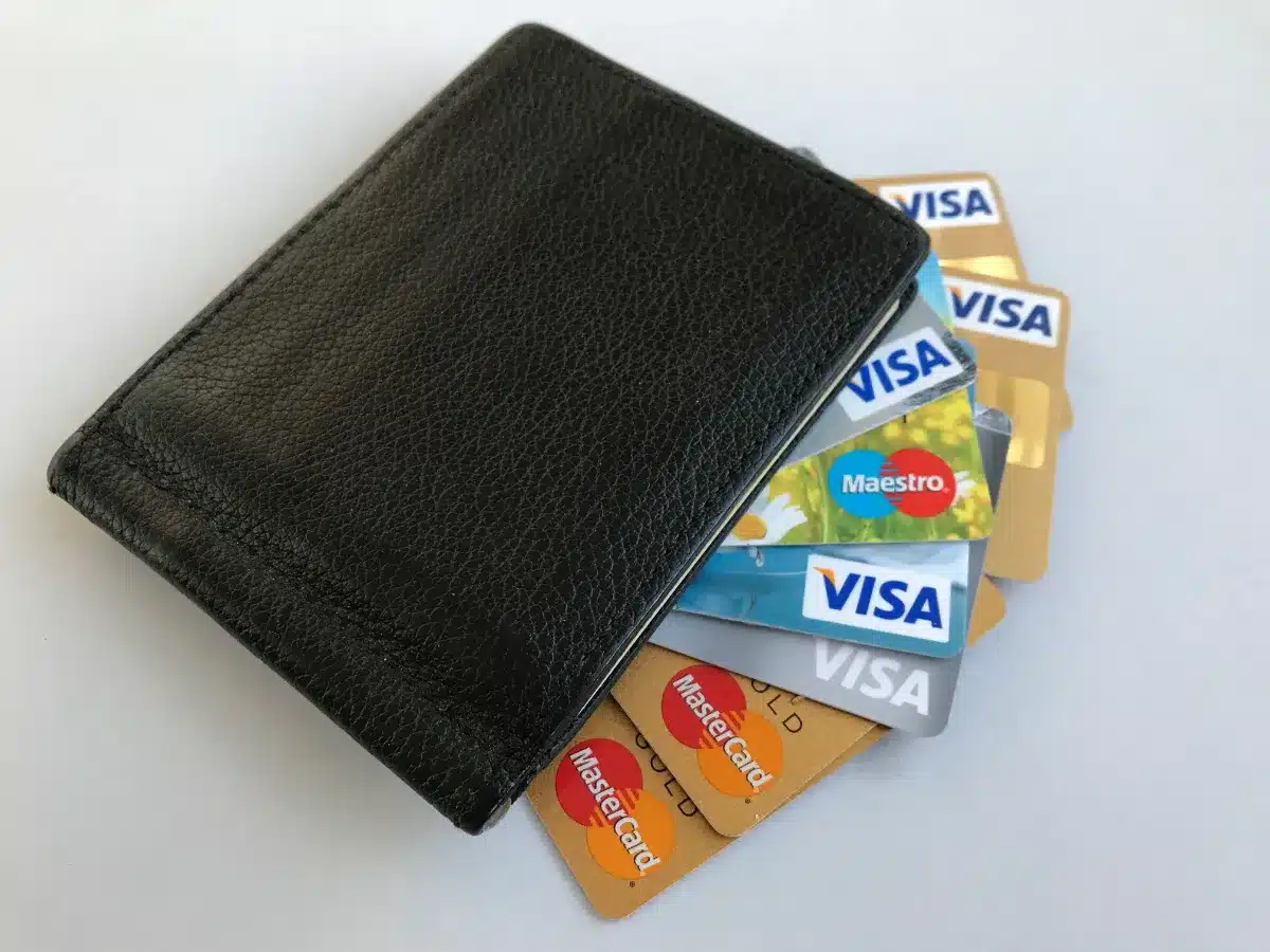 Avez-vous remarqué cette encoche sur votre nouvelle carte bancaire ? Découvrez son utilisation.
