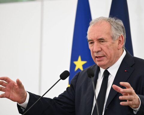 Bardella et Le Pen rencontrent Bayrou dans un contexte politique tendu avant le vote de confiance
