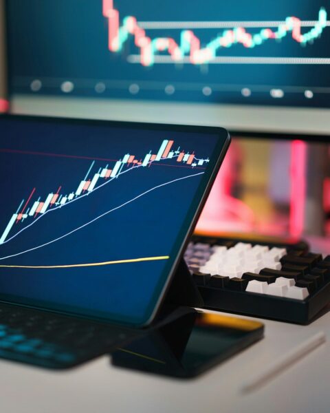 Bitcoin reprend 112 000 $ tandis que Solana atteint un sommet de 7 mois malgré les craintes de récession atténuées