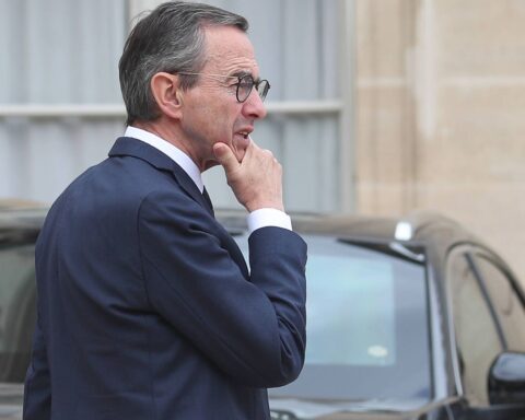 Bruno Retailleau appelle les députés LR à soutenir François Bayrou avant le vote de confiance