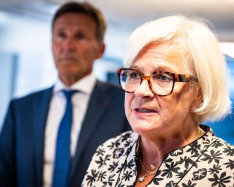 Catherine Vautrin évoque déjà le futur gouvernement lors de sa visite à l'assurance maladie à Paris