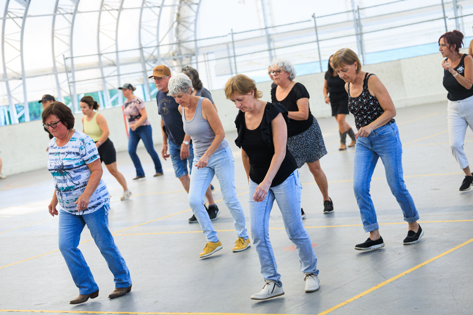 Danse en ligne : les bienfaits physiques, cognitifs et sociaux pour les participants de tous âges