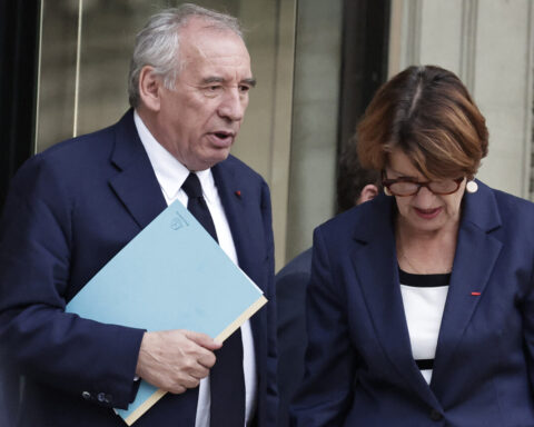 Démission de François Bayrou : la continuité du gouvernement pendant la transition à Matignon