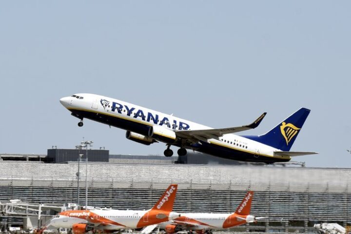 Des Britanniques perturbent un vol Ryanair entre Leeds et Alicante, arrêtés par la Guardia Civil à l'atterrissage