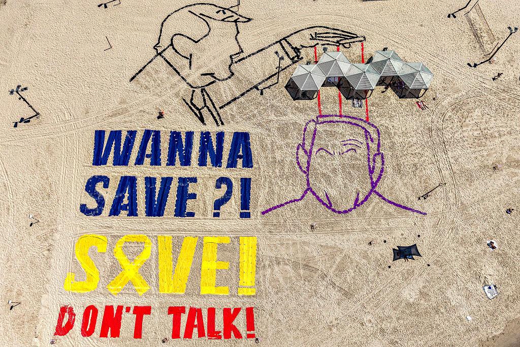Des manifestants dévoilent un dessin de Trump et Netanyahu à Tel Aviv